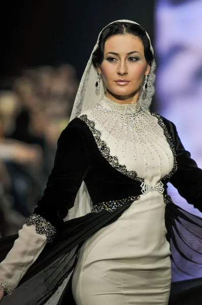 Laura ve Medni koleksiyon Moskova moda haftası sırasında 