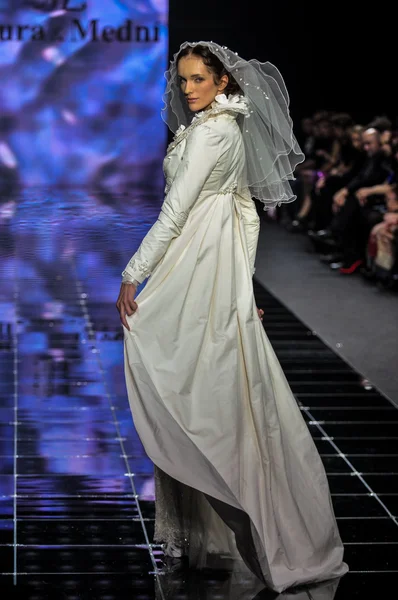 Laura ve Medni koleksiyon Moskova moda haftası sırasında 
