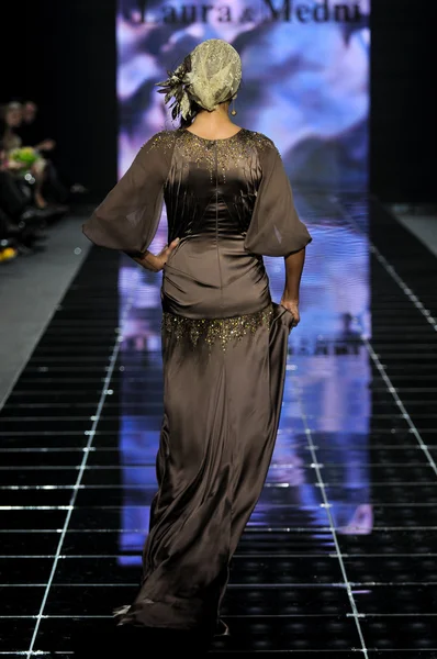 Laura ve Medni koleksiyon Moskova moda haftası sırasında 