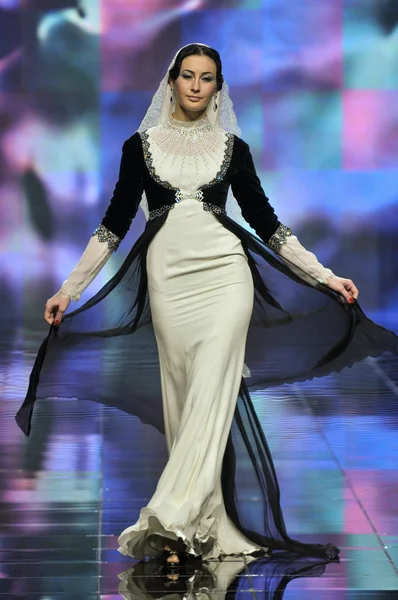 Laura ve Medni koleksiyon Moskova moda haftası sırasında 