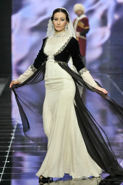 Laura ve Medni koleksiyon Moskova moda haftası sırasında 