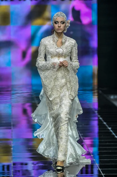 Laura ve Medni koleksiyon Moskova moda haftası sırasında 