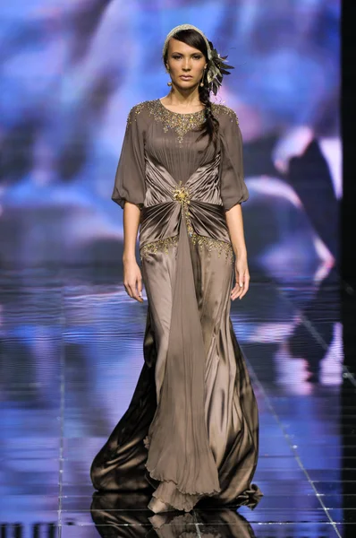 Laura ve Medni koleksiyon Moskova moda haftası sırasında 