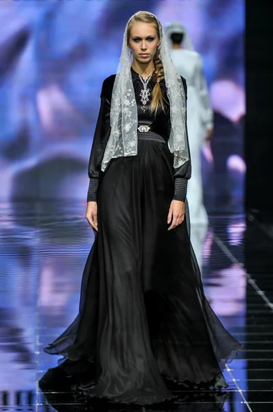 Laura ve Medni koleksiyon Moskova moda haftası sırasında 