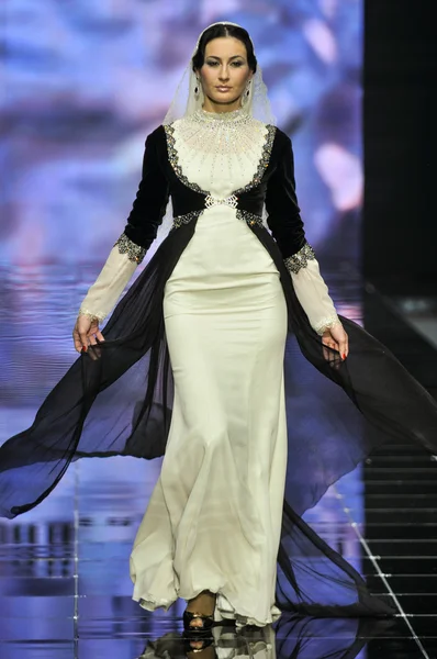 Laura ve Medni koleksiyon Moskova moda haftası sırasında 