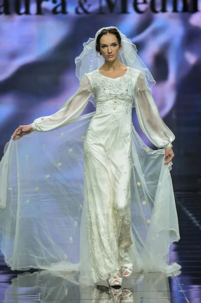 Laura ve Medni koleksiyon Moskova moda haftası sırasında 