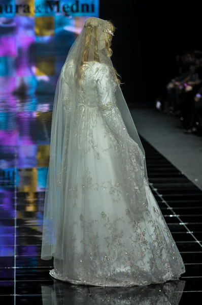 Laura ve Medni koleksiyon Moskova moda haftası sırasında 