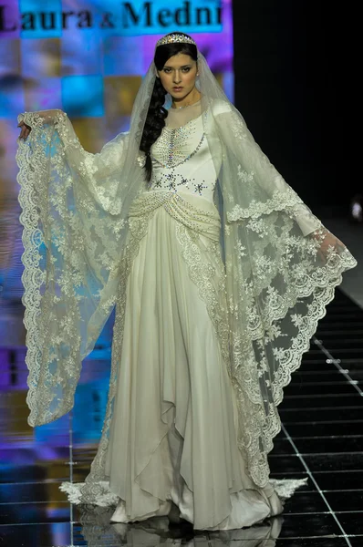 Laura ve Medni koleksiyon Moskova moda haftası sırasında 