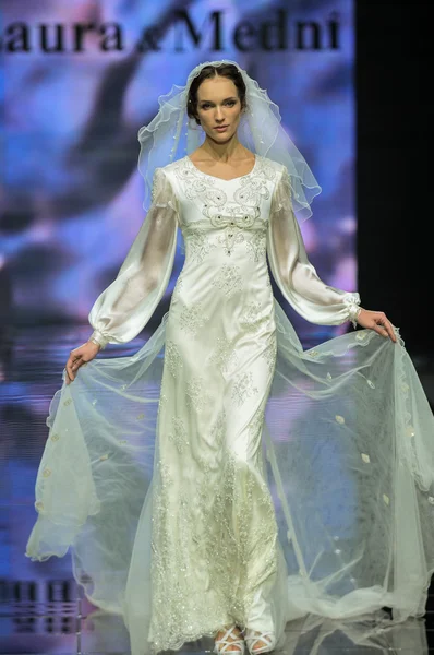 Laura ve Medni koleksiyon Moskova moda haftası sırasında 
