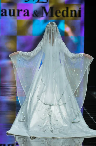 Laura ve Medni koleksiyon Moskova moda haftası sırasında 