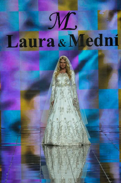Laura ve Medni koleksiyon Moskova moda haftası sırasında 
