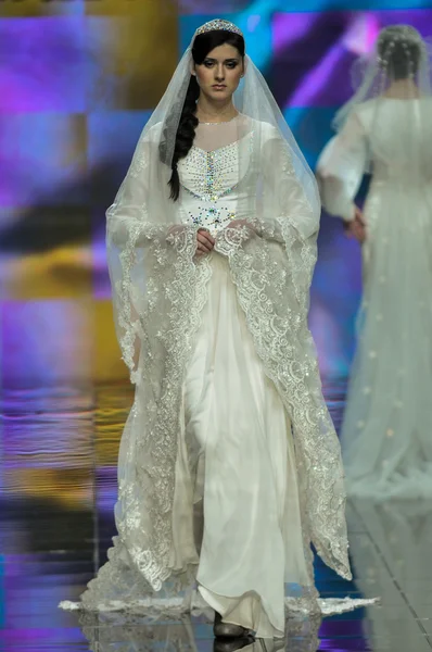 Laura ve Medni koleksiyon Moskova moda haftası sırasında 