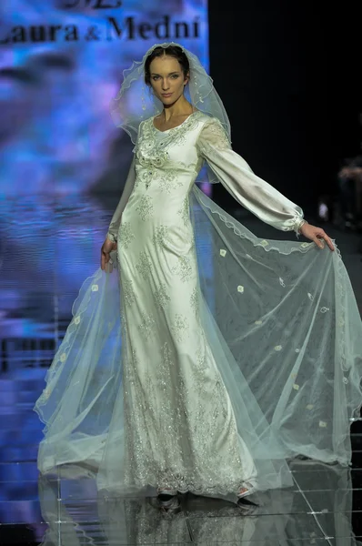 Laura ve Medni koleksiyon Moskova moda haftası sırasında 