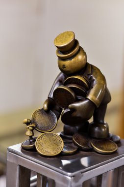 Küçük adam, bronz heykel 