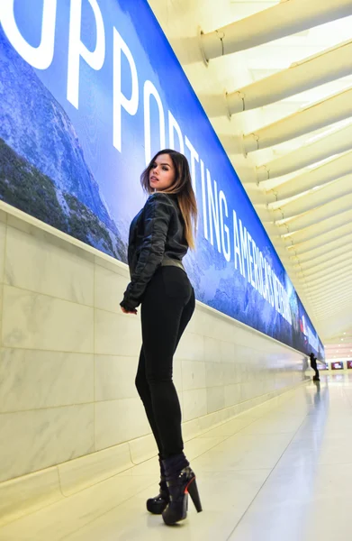 Model posing sexy at NYC subway WTS station — Stock Photo, Image