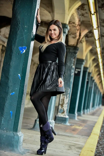 セクシーなグラマー女性が鉄道駅でポーズ — ストック写真