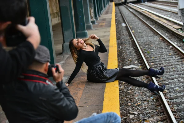 Sexig glamour kvinna poserar på av tåg tågstationen — Stockfoto