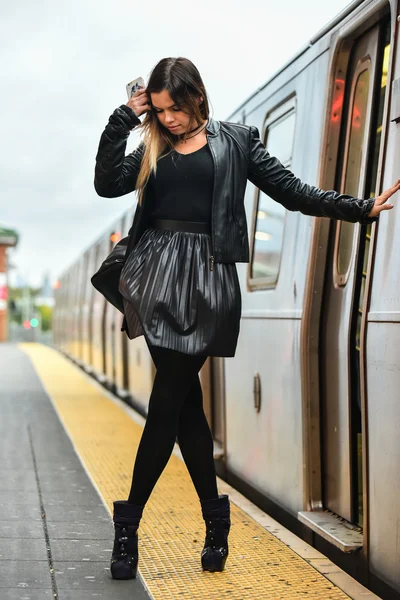 Сексуальная гламурная женщина позирует на железнодорожном вокзале — стоковое фото