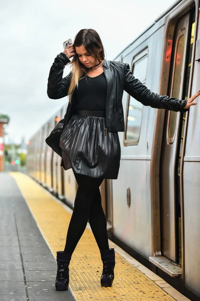 Sexy glamour mulher posando no o trem staion — Fotografia de Stock