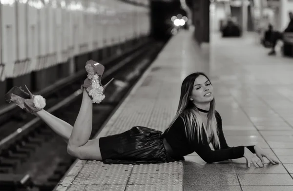 Σέξι μοντέλο που βρίσκεται στην άκρη του μετρό πλατφόρμα — Φωτογραφία Αρχείου