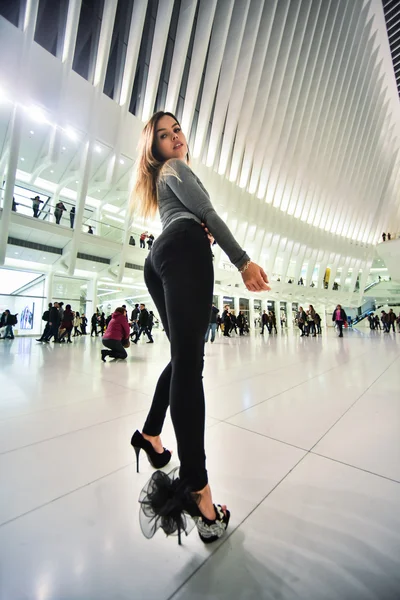 Modell poserar sexig på Nyc Wts tunnelbanestationen — Stockfoto
