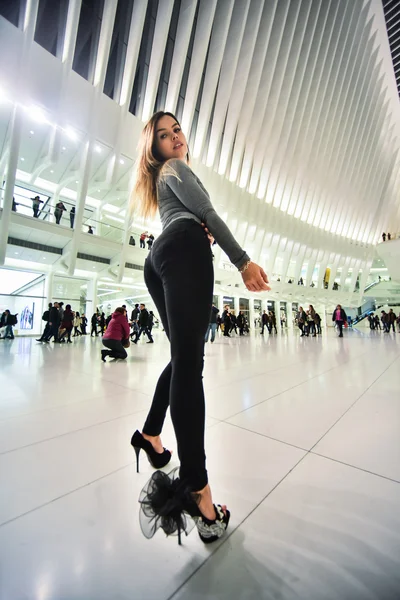 Model posing sexy at NYC subway WTS station — Stock Photo, Image