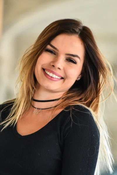 Retrato de mujer joven y hermosa — Foto de Stock