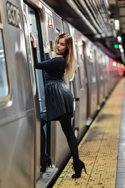 Сексуальная гламурная женщина позирует на железнодорожном вокзале — стоковое фото