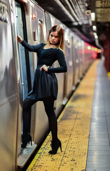 Sexy glamour vrouw poseren op de trein station — Stockfoto