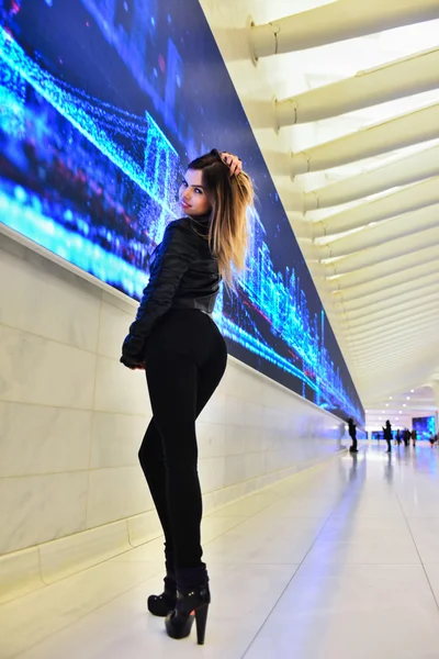 Modell poserar sexig på Nyc Wts tunnelbanestationen — Stockfoto
