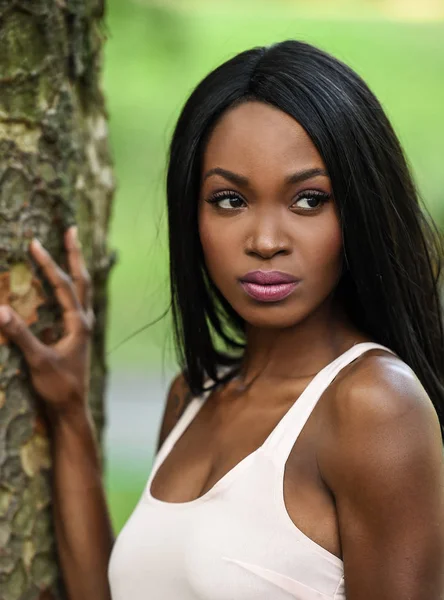 Hermosa mujer afroamericana — Foto de Stock