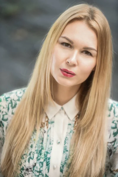 Ett porträtt av en vacker ung kvinna som kaukasiska — Stockfoto