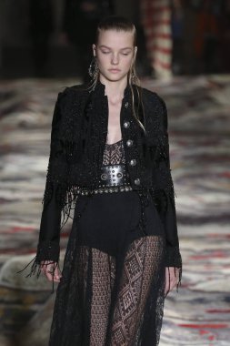 Alexander Mcqueen Sarah Burton Haritayı tarafından tasarlanmıştır