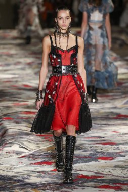 Alexander Mcqueen Sarah Burton Haritayı tarafından tasarlanmıştır