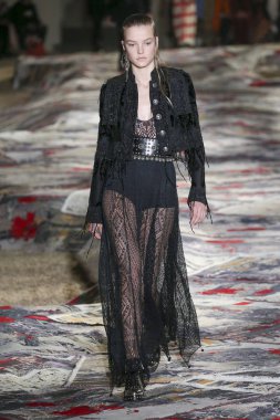 Alexander Mcqueen Sarah Burton Haritayı tarafından tasarlanmıştır