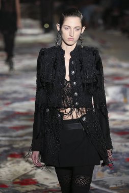 Alexander Mcqueen Sarah Burton Haritayı tarafından tasarlanmıştır