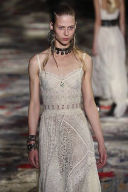Alexander Mcqueen Sarah Burton Haritayı tarafından tasarlanmıştır