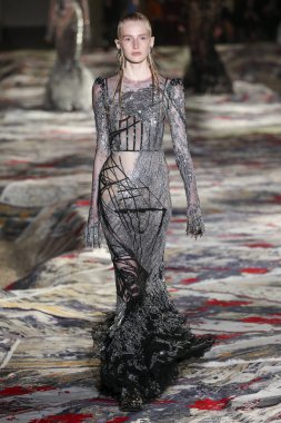 Alexander Mcqueen Sarah Burton Haritayı tarafından tasarlanmıştır