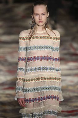 Alexander Mcqueen Sarah Burton Haritayı tarafından tasarlanmıştır