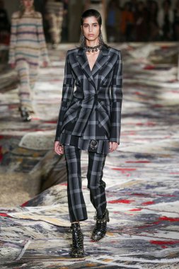Alexander Mcqueen Sarah Burton Haritayı tarafından tasarlanmıştır