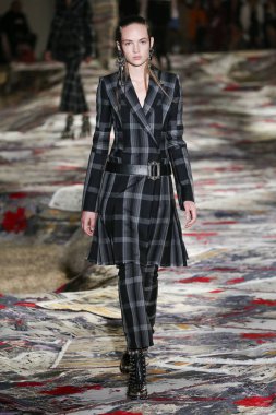 Alexander Mcqueen Sarah Burton Haritayı tarafından tasarlanmıştır