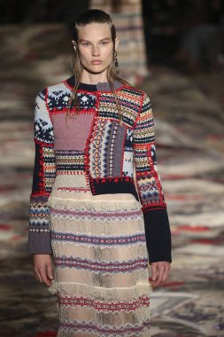 Alexander Mcqueen Sarah Burton Haritayı tarafından tasarlanmıştır