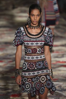 Alexander Mcqueen Sarah Burton Haritayı tarafından tasarlanmıştır