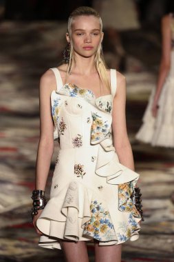 Alexander Mcqueen Sarah Burton Haritayı tarafından tasarlanmıştır