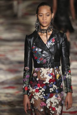 Alexander Mcqueen Sarah Burton Haritayı tarafından tasarlanmıştır