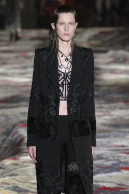 Alexander Mcqueen Sarah Burton Haritayı tarafından tasarlanmıştır