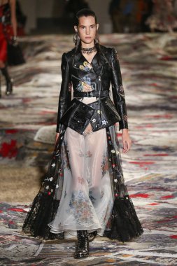 Alexander Mcqueen Sarah Burton Haritayı tarafından tasarlanmıştır