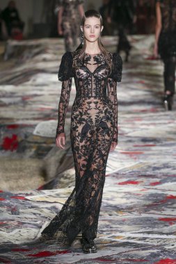 Alexander Mcqueen Sarah Burton Haritayı tarafından tasarlanmıştır