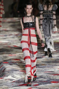 Alexander Mcqueen Sarah Burton Haritayı tarafından tasarlanmıştır