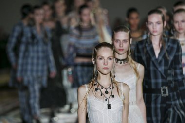  Alexander Mcqueen Sarah Burton Haritayı tarafından tasarlanmıştır 